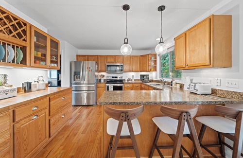 Front Royal House | HOT TUB! PRIME LEAF PEEPING! Gorgeous 4BR