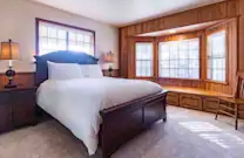 Big Bear Lake House | 🐻 Hot Tub Prime Location Huge Backyard