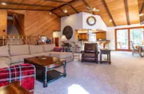Big Bear Lake House | 🐻 Hot Tub Prime Location Huge Backyard