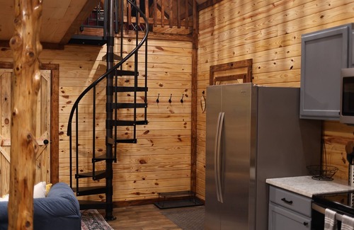 Rogers Cabin | Hot Tub (Private)| Dogs OK | FirePit | Muir Valley | Hiking | Climbing