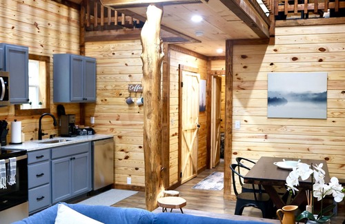 Rogers Cabin | Hot Tub (Private)| Dogs OK | FirePit | Muir Valley | Hiking | Climbing