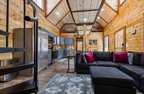 Rogers Cabin | Hot Tub (Private) | Dogs OK | FirePit | MuirValley | Hiking