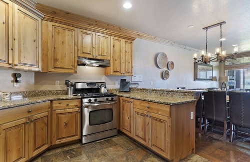 Ogden Condo | Hot Tub, Private Pineview Reservoir Vacation Rental Sleeps 12 - Huntsville Lodging LS54