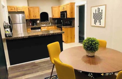 Edgewater House | Hot tub, Quiet 3 Bedroom, Close to Downtown, WFH