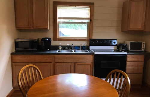 Stewart House | Hot Tub, Quiet, Relaxing , Fishing, Wi Fi, A.C., Fire Pit, Windy 9, Hot Tub