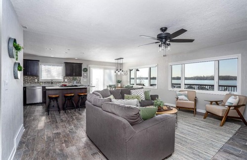 East Moline House | Hot Tub River Views