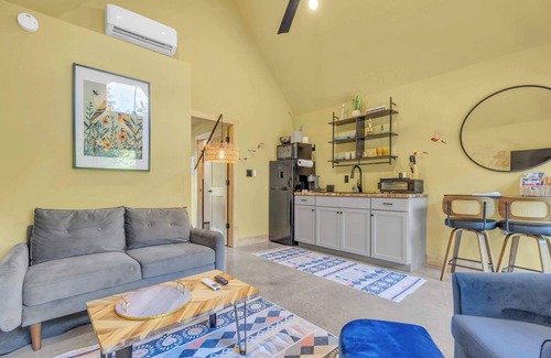 Greenville Cabin | Hot Tub! Riverfront Cabin Retreat - 6 Min to GLV