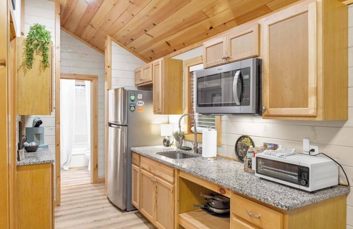 Greenville Cabin | Hot Tub! Riverfront Cabin 6 min to GVL - Sleeps 4