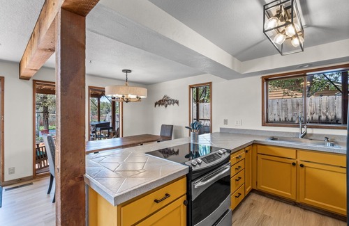 Tumalo House | Hot Tub ~ Riverfront ~ Dog Friendly ~ Solo Stove ~ EV Charger ~ Sauna!