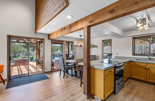Tumalo House | Hot Tub ~ Riverfront ~ Dog Friendly ~ Solo Stove ~ EV Charger ~ Sauna!