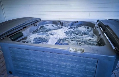 Broken Arrow House | Hot Tub- Rose District-Walk to Shopping & Dining