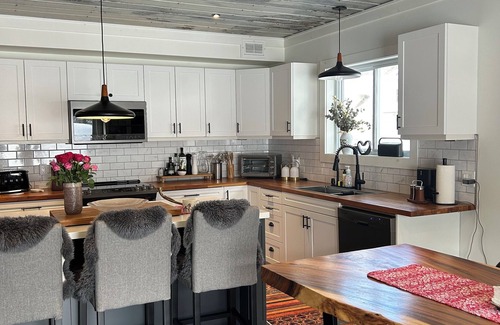Bracebridge Cottage | Hot tub, sauna, auto generator, in town of Bracebridge, dock-water toys, pets OK