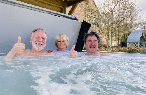 Barnetby House | Hot Tub & Sauna Retreat In Rural Countryside