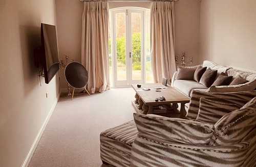 Barnetby House | Hot Tub & Sauna Retreat In Rural Countryside
