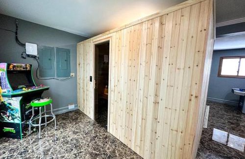 East Stroudsburg House | Hot Tub Sauna Steam Room