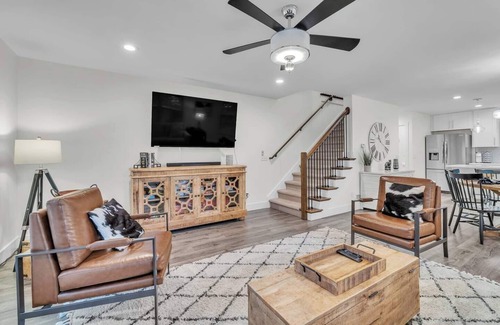 Water Hill House | Hot Tub | Sauna | Walk Downtown | Theater | Arcade | Park Side City View