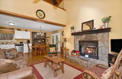 Maggie Valley House | Hot Tub - Screen Porch - Rockers - Fire Pit - Cozy - Clean - Fast Wi-Fi - 5 Star