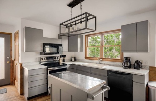 Berkeley Springs Cabin | Hot Tub, Screened Porch, Grill, WiFi - Huge Cabin!