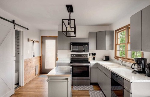 Berkeley Springs Cabin | Hot Tub, Screened Porch, Grill, WiFi - Huge Cabin!