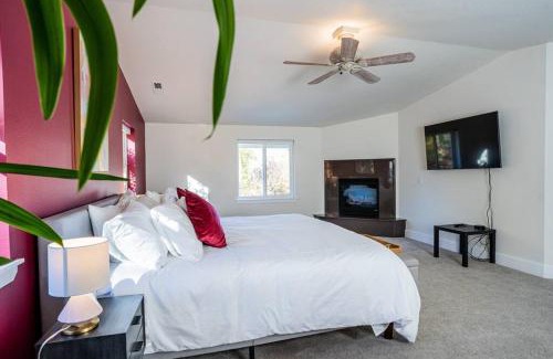 Ashland House | Hot Tub & Seasonal Pool -Sleeps 10- 4 min to OSF