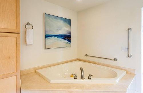 Ashland House | Hot Tub & Seasonal Pool -Sleeps 10- 4 min to OSF