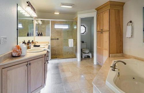 Ashland House | Hot Tub & Seasonal Pool -Sleeps 10- 4 min to OSF