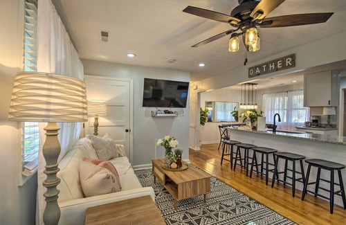 Nellysford Cottage | Hot Tub! Short walk to Three Notch'd - Charming Mid-Century Modern Cottage!