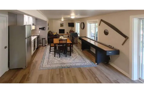 Shelton Apartment | Hot tub, Shuffleboard, 2 Bedroom, Breakfast fixings, Minutes to The Ridge & Golf