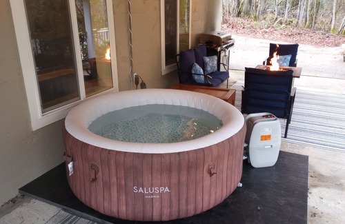 Shelton Apartment | Hot tub, Shuffleboard, 2 Bedroom, Breakfast fixings, Minutes to The Ridge & Golf