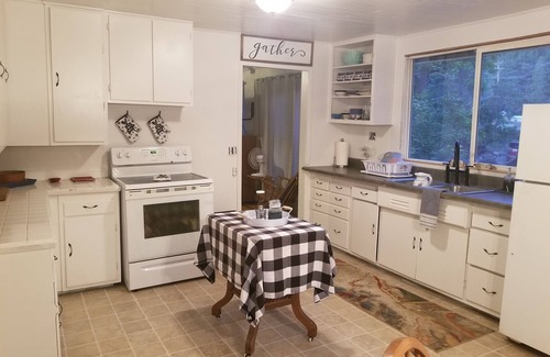 Oakridge Cottage | Hot Tub, Ski Shack, Willamette Pass's closest house on the Oakridge/Eugene side