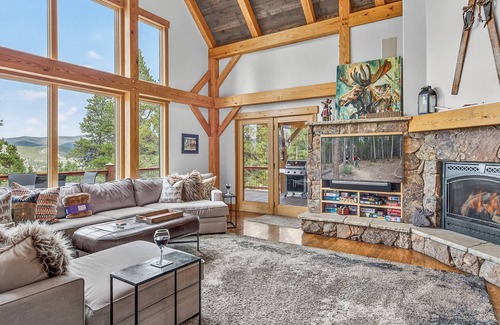 The Highlands House | Hot Tub + Ski Shuttle + Pet Friendly - Moose Tracks Lodge