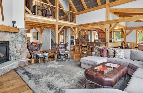 The Highlands House | Hot Tub + Ski Shuttle + Pet Friendly - Moose Tracks Lodge