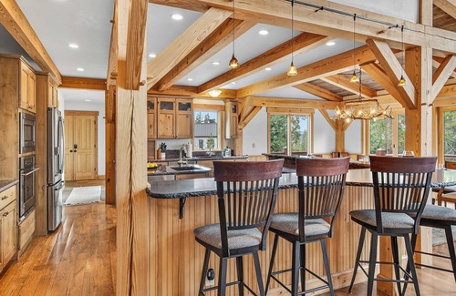 The Highlands House | Hot Tub + Ski Shuttle + Pet Friendly - Moose Tracks Lodge