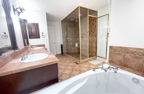 Upper Ten Oaks House | Hot tub. Sleep 40. Central. Private House