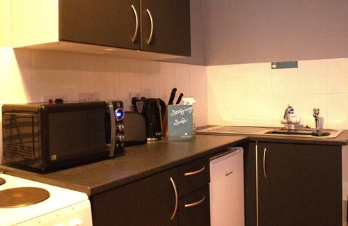 Birkenhead Apartment | Hot Tub Sleeps 20 Near Liverpool - 7 bedrooms