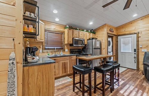 Whittier Cabin | Hot Tub! Sleeps 5! Dog friendly w/View. Near WCU, Casino, Rafting, Tubing.