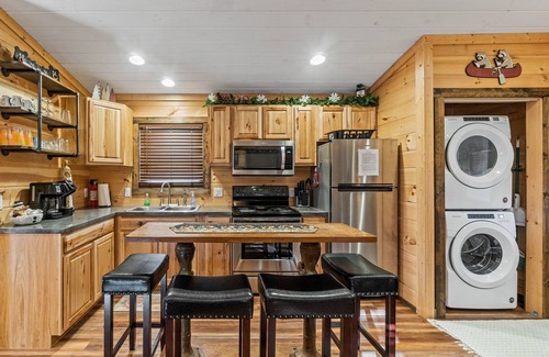 Whittier Cabin | Hot Tub! Sleeps 5! Dog friendly w/View. Near WCU, Casino, Rafting, Tubing.
