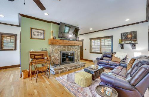 Fayetteville House | Hot Tub Soaks and Outdoor Fun Fayetteville Cabin