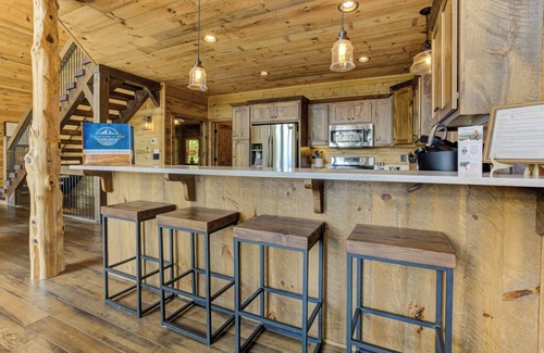 Aska Cabin | Hot Tub Soaks, Scenic Vistas, Starlit S'mores, Game Nights & Outdoor Fun - Little Creek Cabin