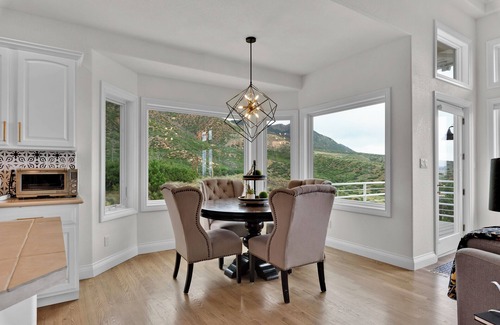 Mountain Shadows Villa | HOT TUB Soaks& ARKADE Nights -5min. Garden of the Gods,easy access to Pikes Peak