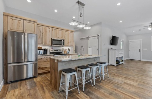 Garden City House | Hot Tub+Spacious+Pickleball/Basketball+Sleeps 9!
