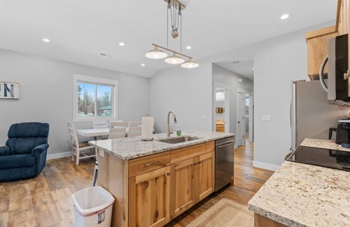 Garden City House | Hot Tub+Spacious+Pickleball/Basketball+Sleeps 9!