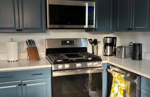 Starr Pass House | Hot tub stargazing, pet friendly! Downtown & hiking nearby. Ideal for Gem Show.