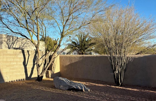 Starr Pass House | Hot tub stargazing, pet friendly! Downtown & hiking nearby. Ideal for Gem Show.