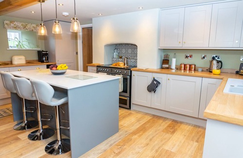 Stoney Stretton Cottage | Hot Tub Staycation, Country Escape, Log Burner