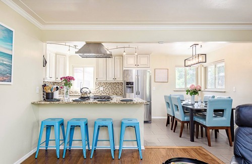 Denver House | Hot Tub, Steam Room, Billiards, Ping Pong, Darts, 3 Kings, 8 beds total.