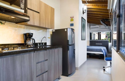 El Tesoro Apartment | Hot Tub Studio Off Calle 10 in poblado AC Two Flat Screens King Bed Foam Mattress