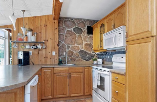 Baysville Cottage | Hot Tub, SUP, Canoe, FirePit, WiFi, Dog Friendly, 5 Mins to Baysville