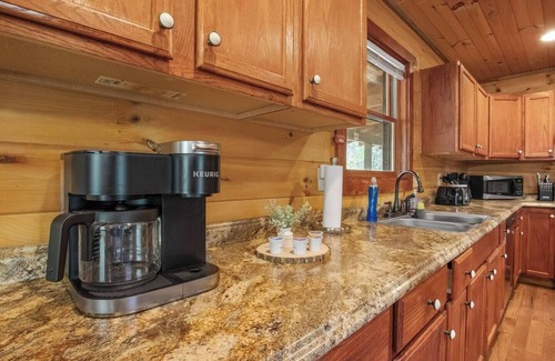 Waynesville Cabin | Hot tub, table tennis, arcade games, fire pit.