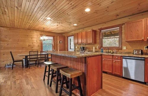 Waynesville Cabin | Hot tub, table tennis, arcade games, fire pit.